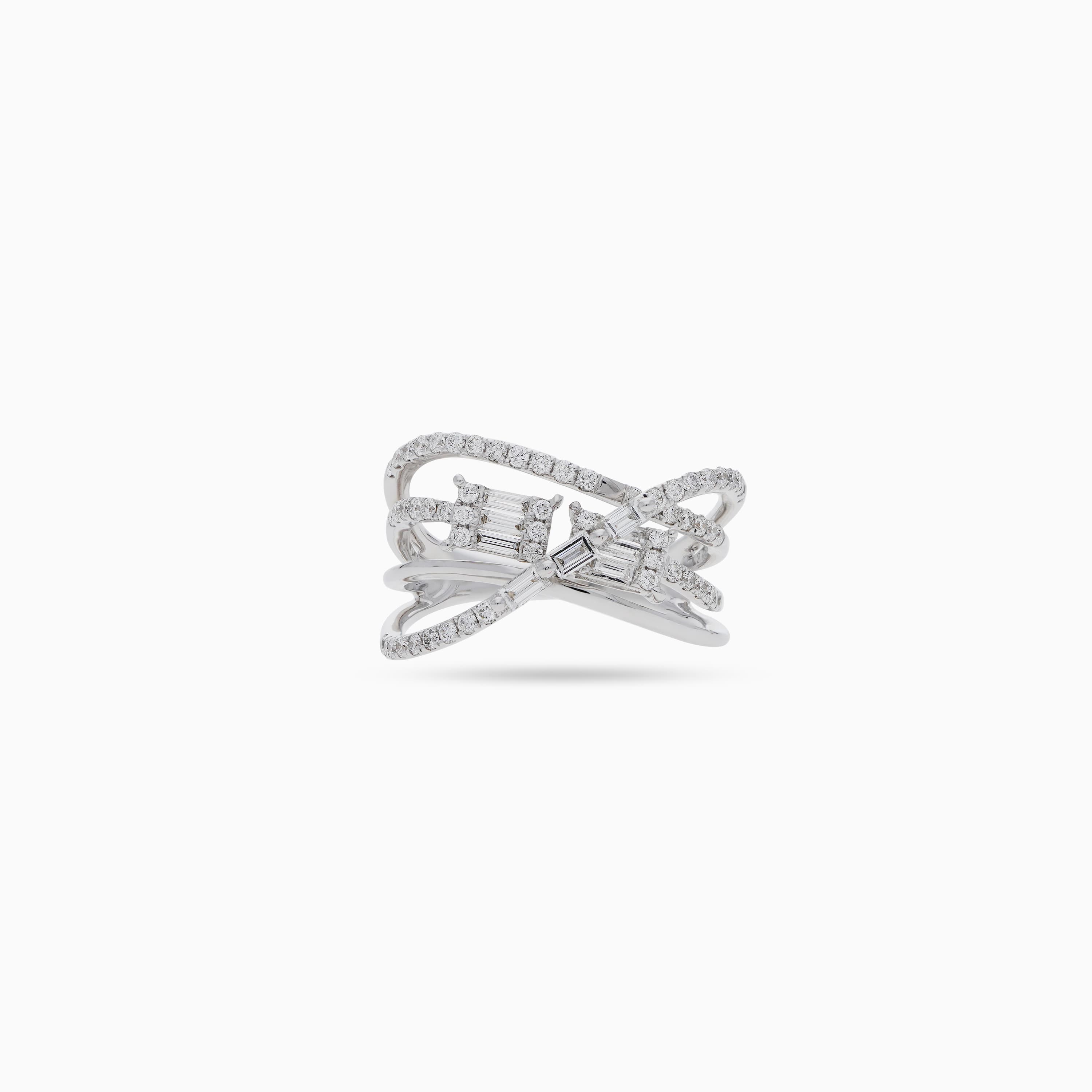 18K WHITE GOLD RING WITH NATURAL DIAMOND STONES